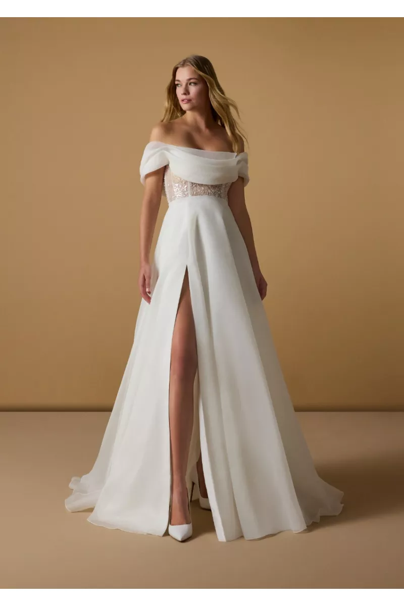 Abito da sposa REME con spacco frontale e spalle scoperte, elegante e moderno.