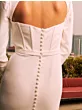 Abito da sposa bianco Mumbai Sposae Essential con schiena scoperta e bottoni decorativi.