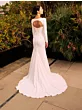 Abito da sposa Mumbai Sposae Essential, bianco, con schiena scoperta e strascico, in giardino.