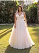 Abito da sposa ANNI Ladybird in pizzo bianco, modello elegante all'aperto su prato verde.