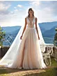 Abito da sposa EMSLEY con scollo a V e spacco, ambientato in un giardino panoramico.