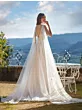 Abito da sposa EMSLEY con scollo profondo e lungo strascico, ambientato in terrazza panoramica.