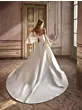 Abito da sposa MAHI in seta bianca con maniche ampie, ambientazione elegante.
