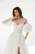 Abito da sposa D1922 Mark Loren con corpetto trasparente e maniche voluminose.