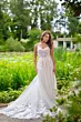 Abito da sposa Era linea sposae atelier, dettagli in pizzo, sfondo giardino lussureggiante.
