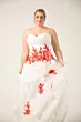 Abito da sposa curvy ginestra bianco con dettagli rossi floreali e scollo a cuore, indossato da modella sorridente.