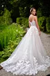Abito da sposa Era Linea Sposae Atelier, dettagli in pizzo, ambientato in un giardino verde lussureggiante.