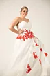 Abito da sposa curvy bianco con dettagli in pizzo rosso, modello ginestra, elegante e raffinato.