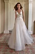 Abito da sposa Amelie 45018, in pizzo e tulle, con scollatura a V e dettagli floreali.