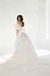 Abito da sposa D1922 Mark Loren, spalle scoperte e gonna ampia, elegante e luminoso in studio bianco.