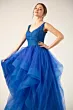 Abito da sposa biancospino blu con corpetto ricamato e gonna in tulle vaporosa, indossato da modella.