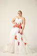 Abito da sposa curvy bianco con dettagli rossi floreali, modello ginestra, elegante e moderno.