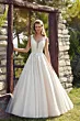 Abito da sposa Robyn linea Eddy K in pizzo e tulle, scollatura a V, sfondo naturale.
