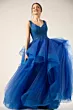 Abito da sposa biancospino blu con corpetto ricamato e gonna in tulle, indossato da una modella sorridente.