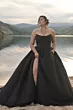 Abito da sera nero Maggie Sottero Aspen Black, scollatura a cuore, in riva al lago al tramonto.