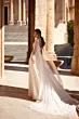 Abito da sposa AVA - DAMA con lungo strascico in location storica, eleganza senza tempo.