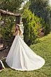 Abito da sposa Robyn Eddy K, scollo a V, gonna ampia, dettagli floreali, ambientazione naturale.