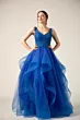 Abito da sposa blu con corpetto ricamato e gonna in tulle ampio, design elegante e moderno.