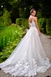 Abito da sposa con ricami floreali, Era linea sposae atelier, in giardino verde.