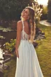 Abito da sposa Eddy K Rosie in pizzo, sposa sorridente in giardino al tramonto.