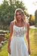 Abito da sposa ROSIE di Eddy K con dettagli in pizzo, sfondo naturale.