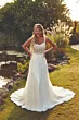 Abito da sposa Eddy K ROSIE in giardino, dettagli in pizzo, sfondo naturale.