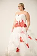 Abito da sposa curvy con dettagli rossi e decorazione floreale, scollo a cuore, stile romantico.