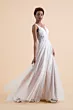 Abito da sposa girasole elegante con corpetto in pizzo e gonna fluente, sfondo neutro.