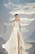 Abito da sposa L302 ARIAMO LIGHT con spacco e scollo a cuore, elegante e moderno.