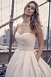 Abito da sposa Anniston di Maggie Sottero, scollatura a cuore, sfondo urbano.