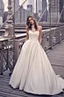 Abito da sposa Anniston di Maggie Sottero su ponte, design elegante e romantico.