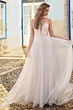 Abito da sposa Maggie Sottero BETSY in tulle con perline, scollo a V, sfondo esterno.