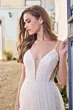 Abito da sposa Betsy di Maggie Sottero, dettagli in perline, scollo profondo, ambientazione esterna.