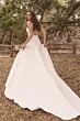 Abito da sposa Paxton di Maggie Sottero in un giardino, vista posteriore, dettagli eleganti e floreali.
