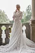 Abito da sposa in pizzo bianco, maniche lunghe, collezione GIULIA di Sposae Atelier, ambientato in un giardino elegante.