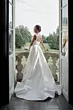 Abito da sposa ALCHIBA di Sposae Atelier su balcone, vista posteriore, elegante e raffinato.