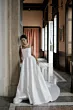 Abito da sposa elegante Alchiba di Sposae Atelier, in un interno raffinato con pavimento in marmo.