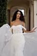 Abito da sposa Skat Linea Sposae Atelier, modello a spalle scoperte con dettagli floreali e velo trasparente.