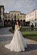 Abito da sposa METEORA di Sposae Atelier, ambientato in un elegante giardino di villa storica.