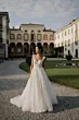 Abito da sposa METEORA di Sposae Atelier in giardino elegante, sfondo villa storica.
