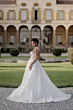 Abito da sposa METEORA di Sposae Atelier, donna in giardino davanti a villa storica.