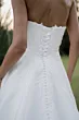 Abito da sposa Capricorn Sposae Atelier, dettaglio schiena con pizzo e bottoni, elegante e raffinato.