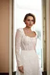 Abito da sposa ONYX di Mark Loren, maniche lunghe in pizzo, scollo quadrato, dettagli scintillanti.