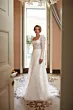 Abito da sposa ONYX di Mark Loren, elegante e raffinato, con dettagli in pizzo e maniche lunghe, in ambientazione classica.
