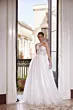 Abito da sposa PETAL di Mark Loren, corpetto ricamato e gonna ampia, indossato da modella in ambiente elegante.