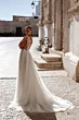 Abito da sposa PETUNIA di MADIONI, elegante e romantico, con dettagli floreali, in una location storica.