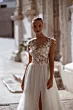 Abito da sposa PETUNIA di MADIONI con dettagli floreali e trasparenze, indossato all'aperto.