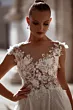Abito da sposa PETUNIA - MADIONI con dettagli in pizzo floreale e perline, scollo trasparente.