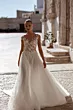 Abito da sposa PETUNIA di MADIONI con ricami floreali e gonna ampia, ambientato in un cortile storico.