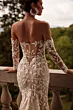 Abito da sposa PROCELLA - DAMA, schiena scoperta, dettagli floreali, sfondo naturale.